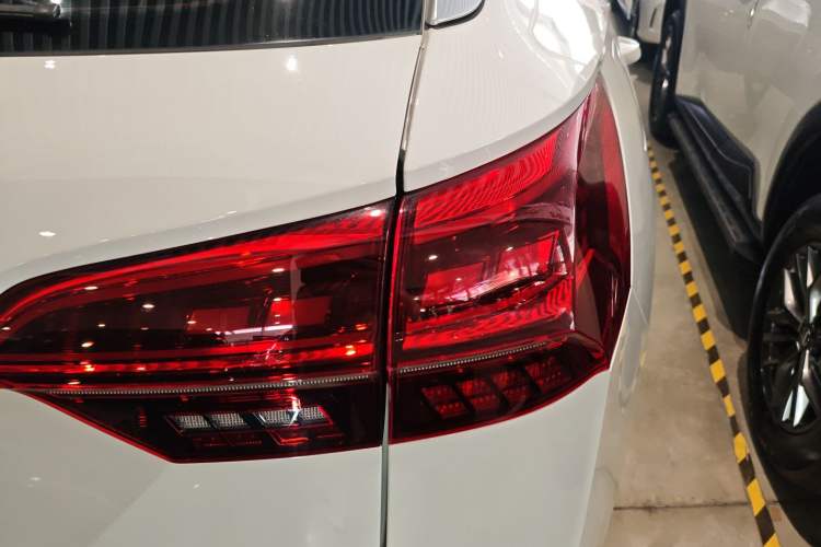 Used Volkswagen Tayron 2021 330TSI Two-Wheel-Drive 3rd Anniversary Limited Edition Right Rear Taillight