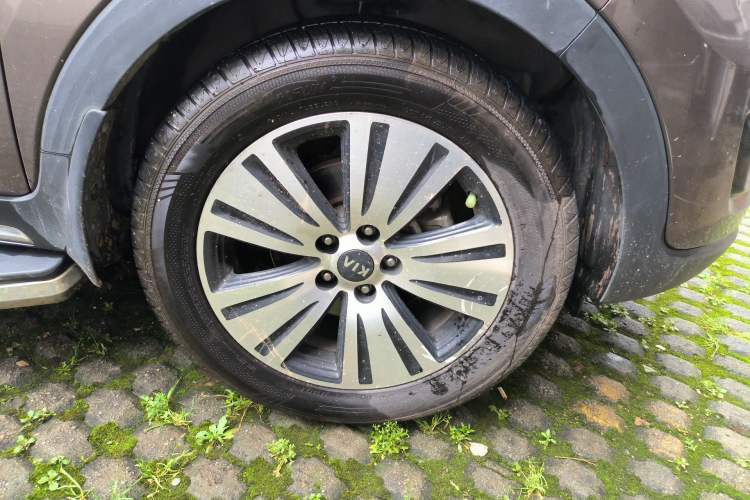 Used Kia Sportage R 2015 2.0L Automatic Two-Wheel Drive DLX Model Right Front Wheel Hub