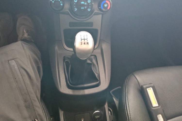 Used Ford Fiesta 2013 Sedan 1.5L Manual Fashion Edition Gear Lever