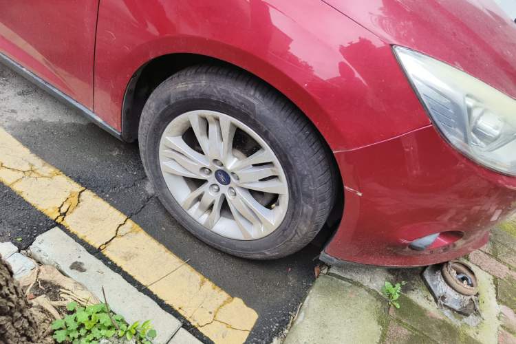 Used Ford Focus 2012 Sedan 1.6L Automatic Comfort Model Right Front Wheel Hub