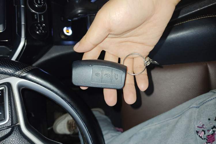 Used JMC Yusheng S350 2017 2.0T Automatic 2WD Diesel Luxury Version with Sunroof 7 Seats
