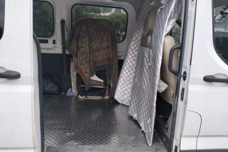 Used SAIC MAXUS Xintu V90 2020 2.0T Manual Yunjie Version Front-Wheel Drive with Single Rear Tire Short Wheelbase High-Roof Design 6-Seater
