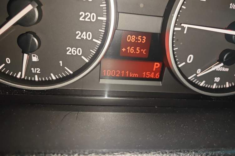 Used BMW X1 2014 sDrive18i Leading Model Odometer Close Up