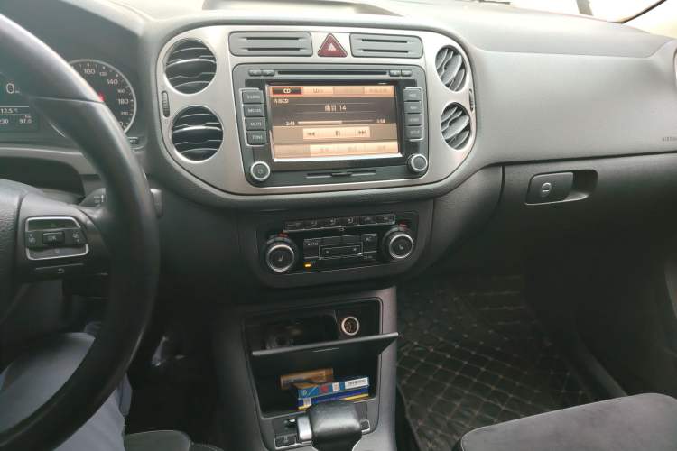 Used Volkswagen Tiguan 2010 2.0 TSI Automatic All-Wheel Drive Flagship Navigation Edition Audio And AC Panel