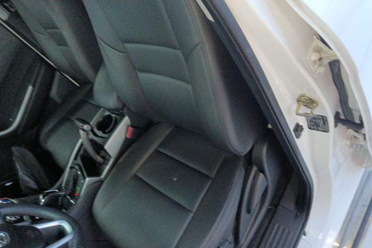 Used JMC Yusheng S350 2013 2.4T Automatic 2WD Diesel Luxury Edition 5 Seats
