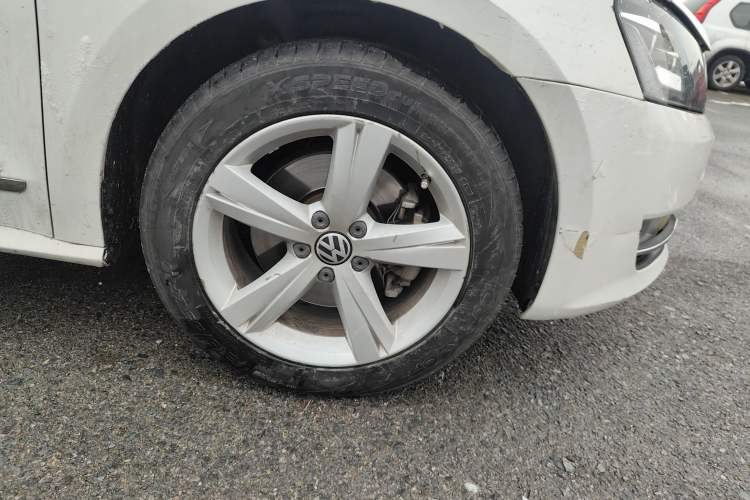 Used Volkswagen Passat 2013 1.8TSI DSG Prestige Edition Right Front Wheel Hub