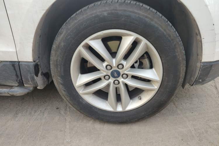 Used Ford Edge 2018 EcoBoost 245 Two-Wheel-Drive Platinum Edition 5 Seats Right Front Wheel Hub