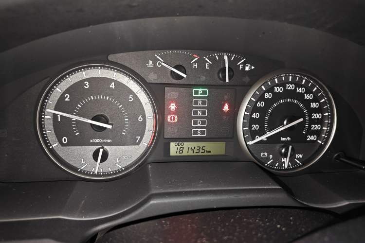 Used Toyota Land Cruiser 2015 4.0L V6 Middle East Low-Trim Version
