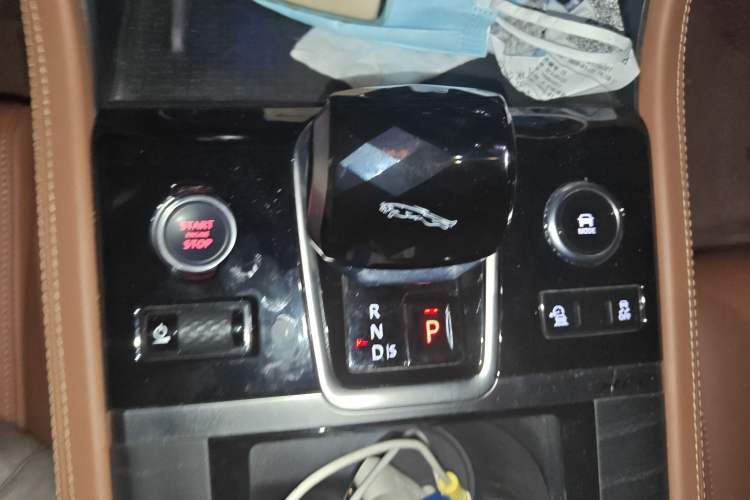 Used Jaguar XFL 2023 XFL 2.0T P250 Two-Wheel-Drive Elite Sport Edition Gear Lever