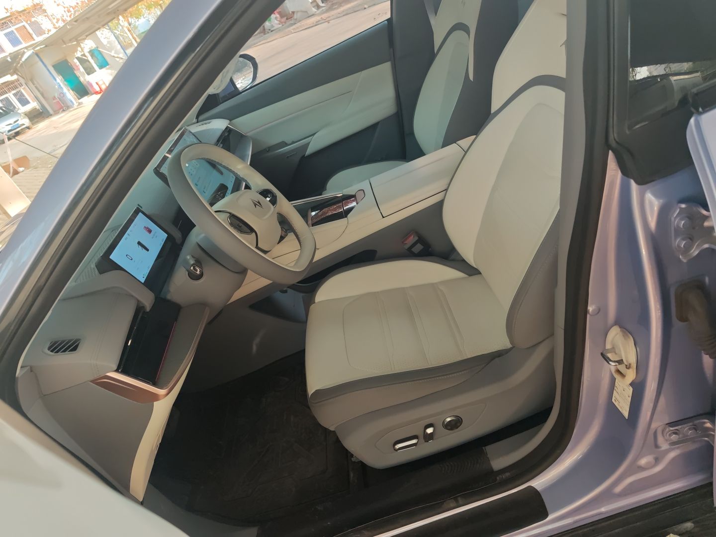 المقاعد الأمامية داخل السيارة