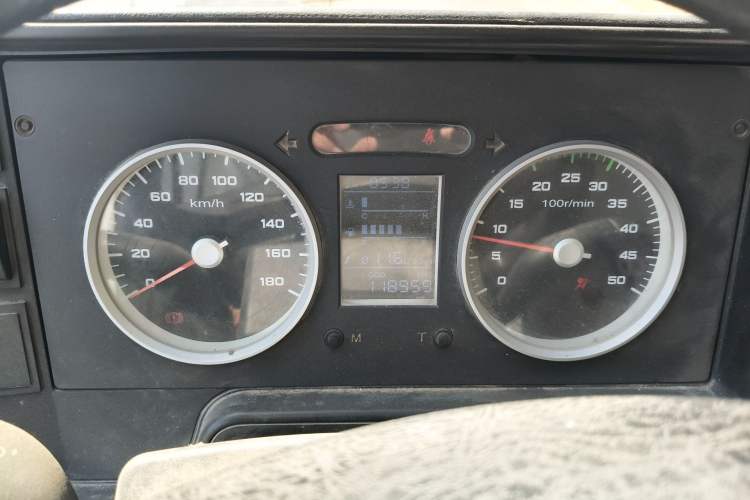 Used Iveco Daily 2020 2.5T A35 Passenger Van with Dual Tires Low Roof 5-9 Seats China V Emission Standard Instrument Cluster