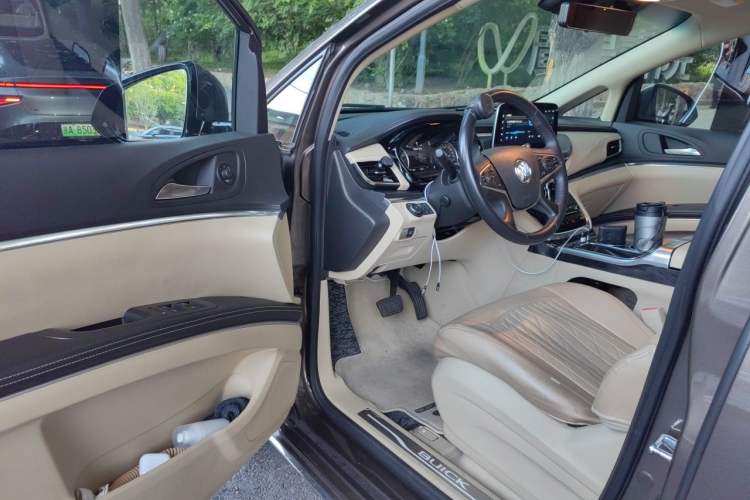 Used Buick GL8 2023 Land Executive Class Deluxe Model
