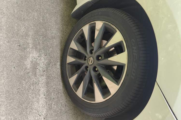 Used Nissan Lannia 2016 1.6L CVT Smart Cool Edition Right Front Wheel Hub