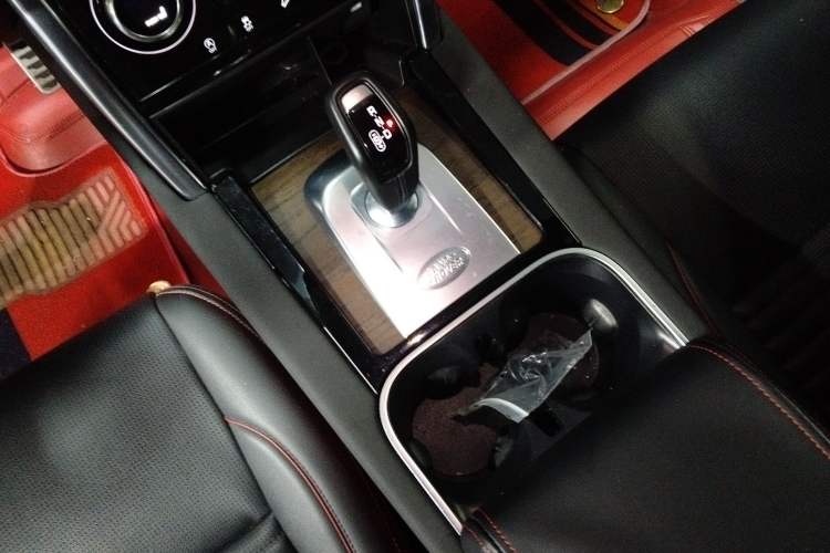 Used Land Rover Discovery Sport 2022 249 PS R-Dynamic S Performance Edition 5 Seats Gear Lever