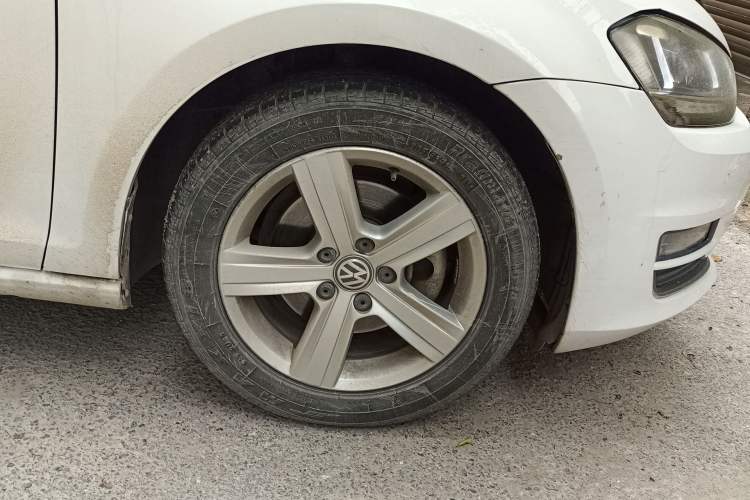 Used Volkswagen Golf 2017 230TSI Automatic Comfort Edition – Celebrating Milestone of One Million Units Right Front Wheel Hub