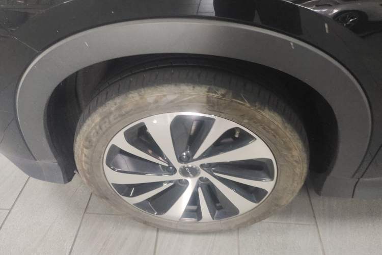 Used BYD Song PLUS New Energy 2024 HONOR Edition DM-i 110km Flagship Model Left Front Wheel Hub