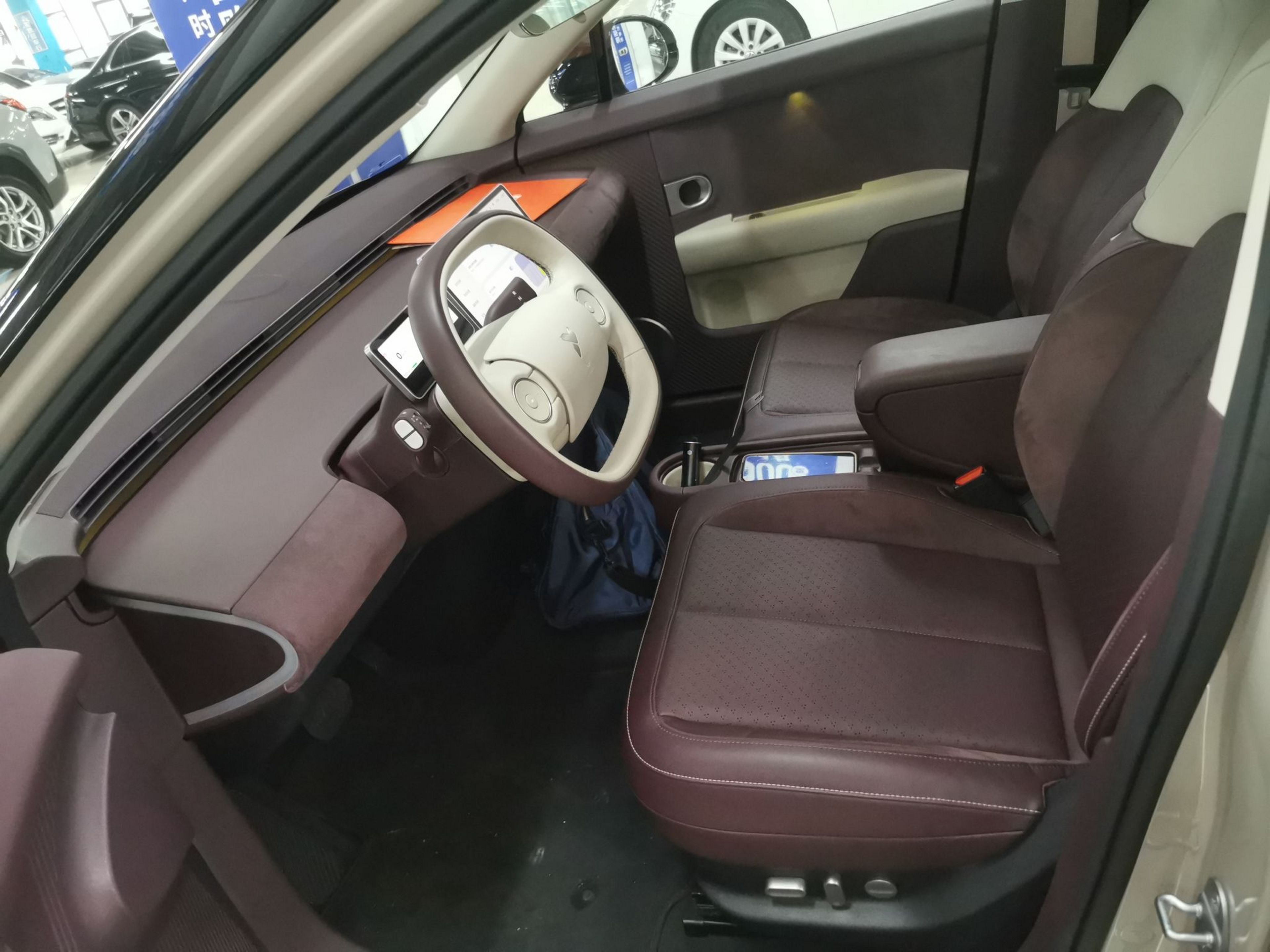 المقاعد الأمامية داخل السيارة