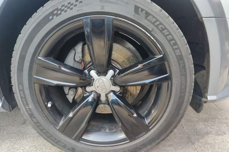 Used Audi A4 2014 40 TFSI allroad quattro plus version Right Front Wheel Hub