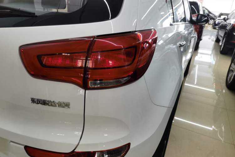 Used Kia Sportage R 2015 2.0L Automatic Two-Wheel Drive DLX Model Exterior 3