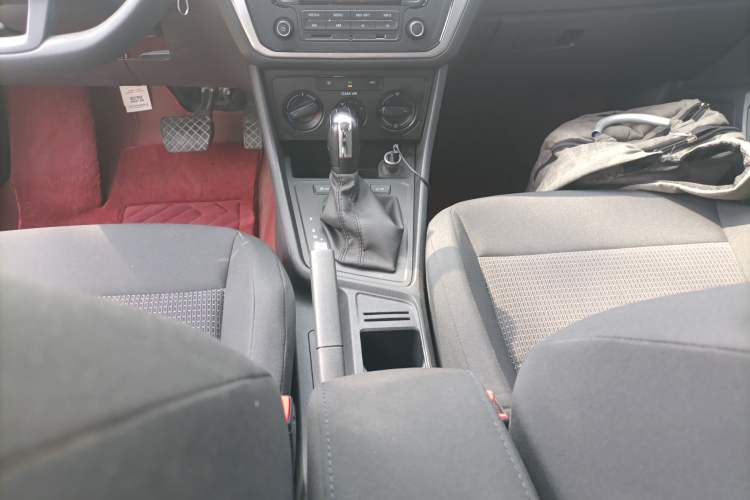 Used Volkswagen Lavida 2017 1.6L Automatic Fashion Edition Gear Lever