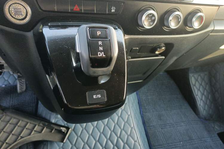 Used JMC Fushun 2023 2.0T Automatic Mid-Drive High-Roof Commercial Van Transport Vehicle with 2/3 Seats
