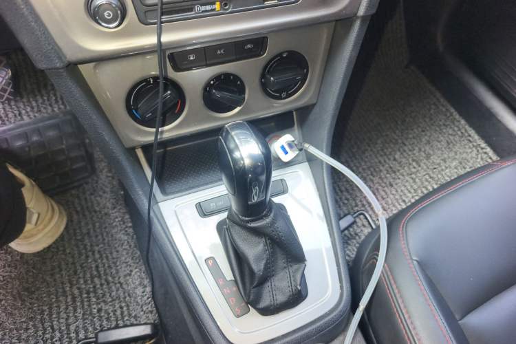 Used Volkswagen Gran Lavida 2013 1.6L Automatic Fashion Model