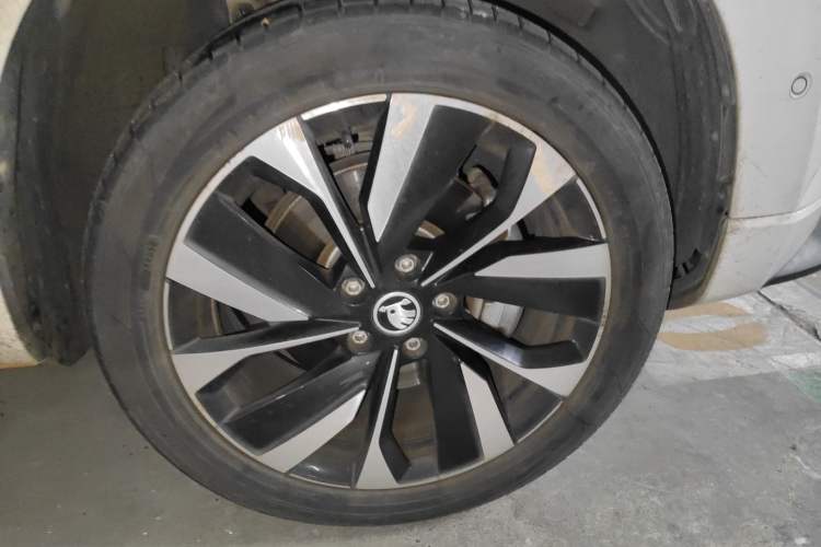 Used Skoda Karoq 2022 TSI280 Luxury Edition Right Front Wheel Hub
