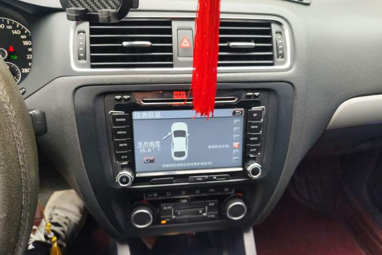 Used Volkswagen Sagitar 2012 1.4TSI Automatic Luxury Edition Audio And AC Panel