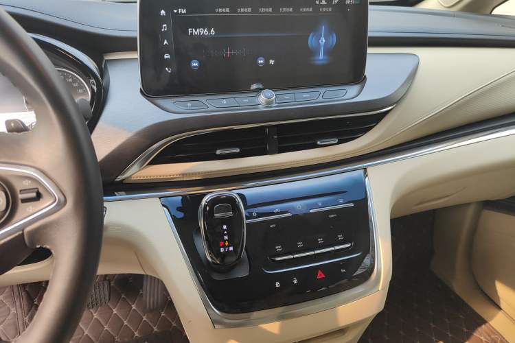 Used Buick GL8 2023 Facelifted Land Cruiser Executive Luxury Version