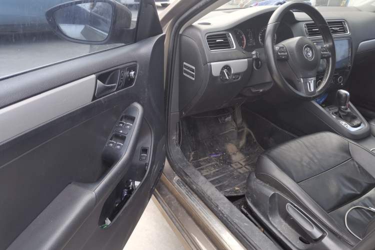 Used Volkswagen Sagitar 2014 Revised Version 1.4TSI Automatic Luxury Edition Driver Seat