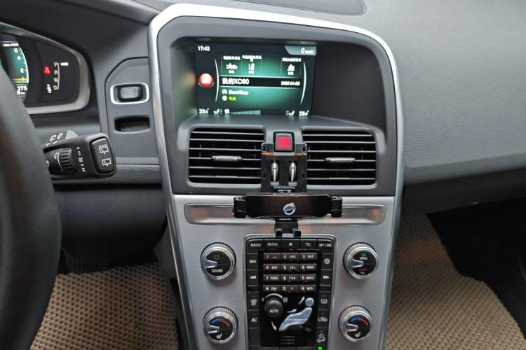 Used Volvo XC60 2017 T5 AWD Smart Range Edition Audio And AC Panel