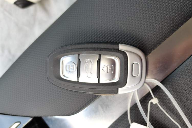 Used Hongqi E-QM5 2024 450km Range Commuter Version
