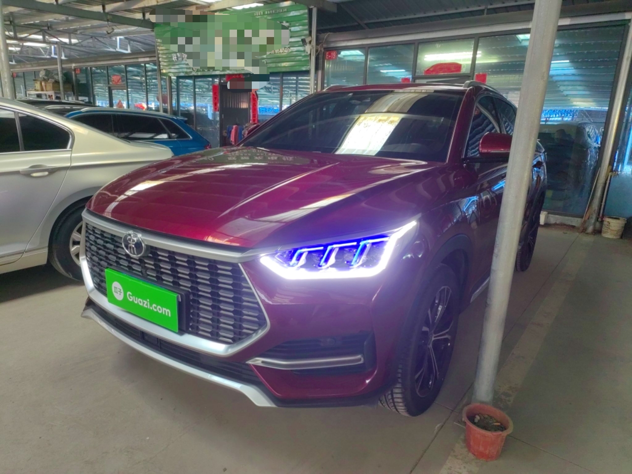 تحت مقدمة السيارة