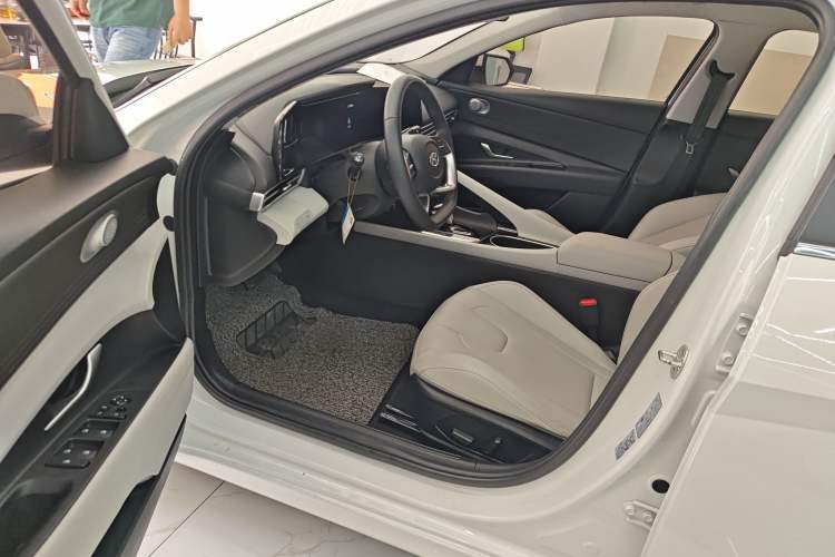 Used Hyundai Elantra 2021 1.5L CVT LUX Prestige Edition Driver Seat