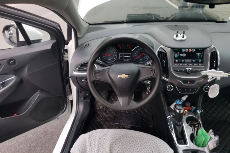 Used Chevrolet Cruze 2017 1.5L Automatic Pioneer Sunroof Edition Steering Wheel