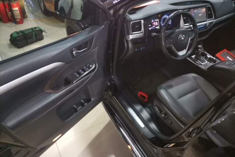 Used Toyota Highlander 2018 2.0T Two-Wheel-Drive Luxury Edition 7 Seats Emission Standard China V Driver Seat