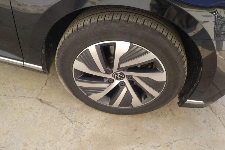 Used Volkswagen Magotan GTE Plug-in Hybrid 2022 GTE Luxury Model Right Front Wheel Hub