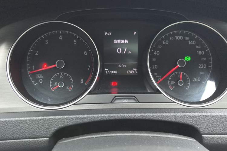 Used Volkswagen Golf 2015 1.4TSI Automatic Luxury Model Odometer Close Up