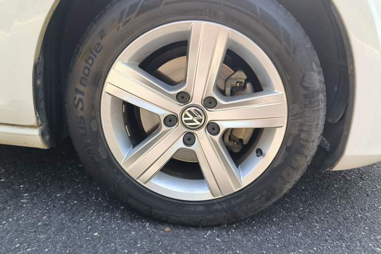 Used Volkswagen Golf 2016 230TSI Automatic Comfort Version Right Front Wheel Hub