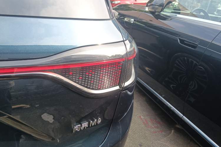 Used Hima AITO M9 2025 Extended-Range Ultra Version 52 kWh 6-Seater Right Rear Taillight