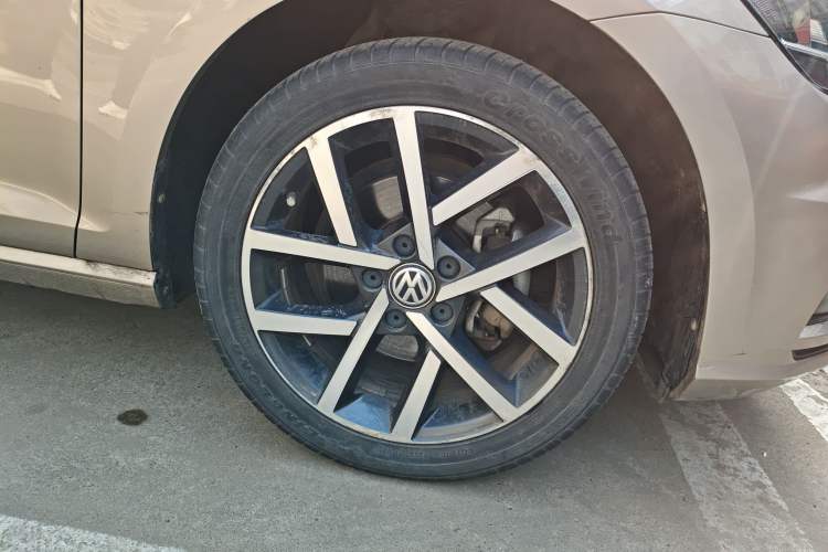 Used Volkswagen Golf 2018 230TSI Automatic Luxury Version Right Front Wheel Hub