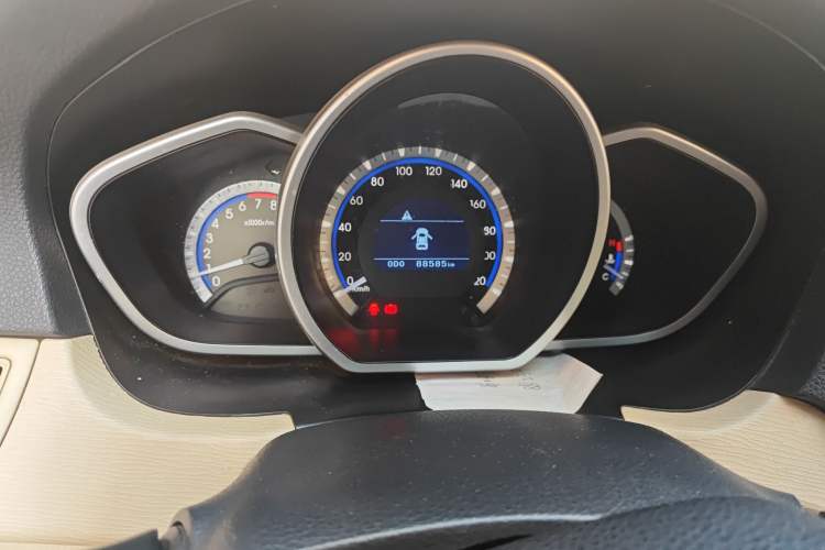 Used Soueast V6 Lingshi 2014 1.5L Manual Luxury Edition for Women