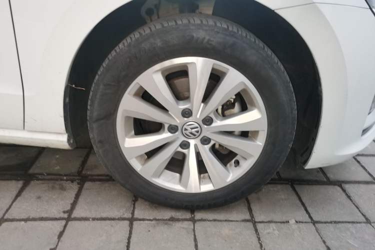 Used Volkswagen Golf Sportsvan 2016 230TSI Automatic Trend Edition Right Front Wheel Hub