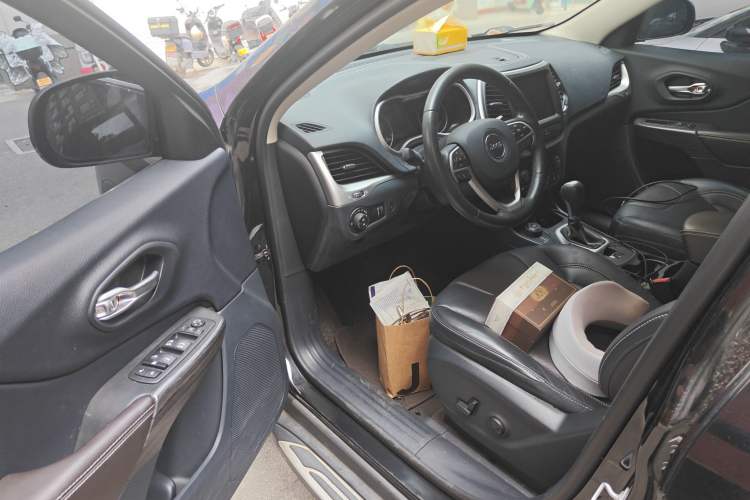 Used Jeep Cherokee 2016 2.4L Superior Edition