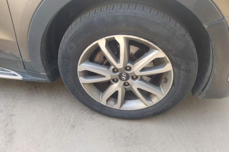 Used Hyundai Santa Fe 2013 Revised Version 2.4L Automatic All-Wheel Drive Luxury Trim Right Front Wheel Hub