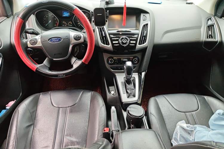 Used Ford Focus 2012 Sedan 1.6L Automatic Fashion Edition Center Console