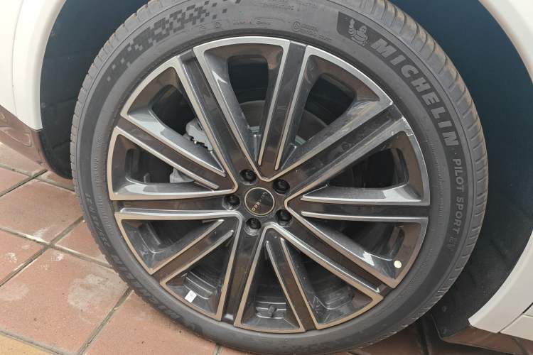 Used Hima Luxeed R7 2025 Range-Extended Version 251 km Max
