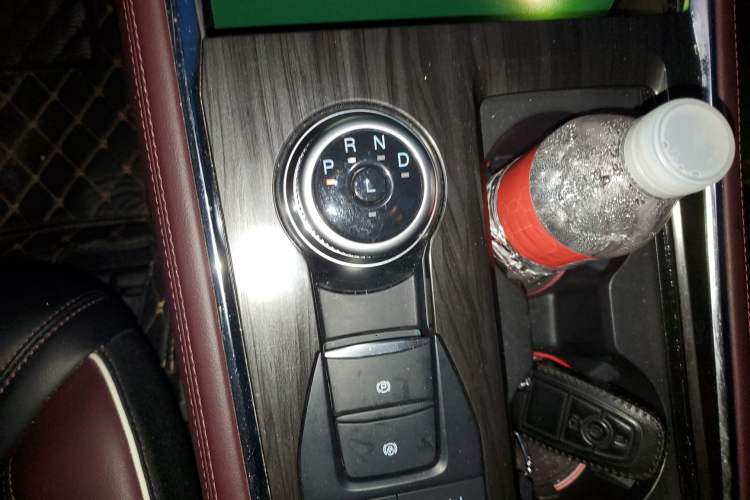 Used Ford Explorer 2023 EcoBoost 285 Four-Wheel Drive Titanium Edition 7-Seater Gear Lever