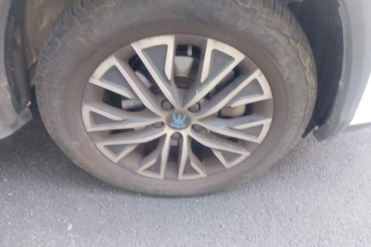 Used BYD Song New Energy 2017 Song DM 1.5TID All-Wheel Drive Luxury Model Right Front Wheel Hub