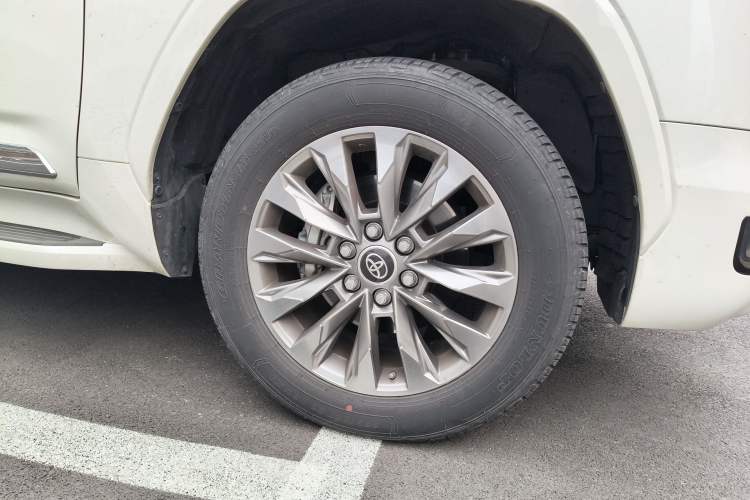 Used Toyota Land Cruiser 2022 3500 3.5T GXR with 20 Wheels Velvet Interior Ambient Lighting and Creep Mode—Middle East Edition Right Front Wheel Hub